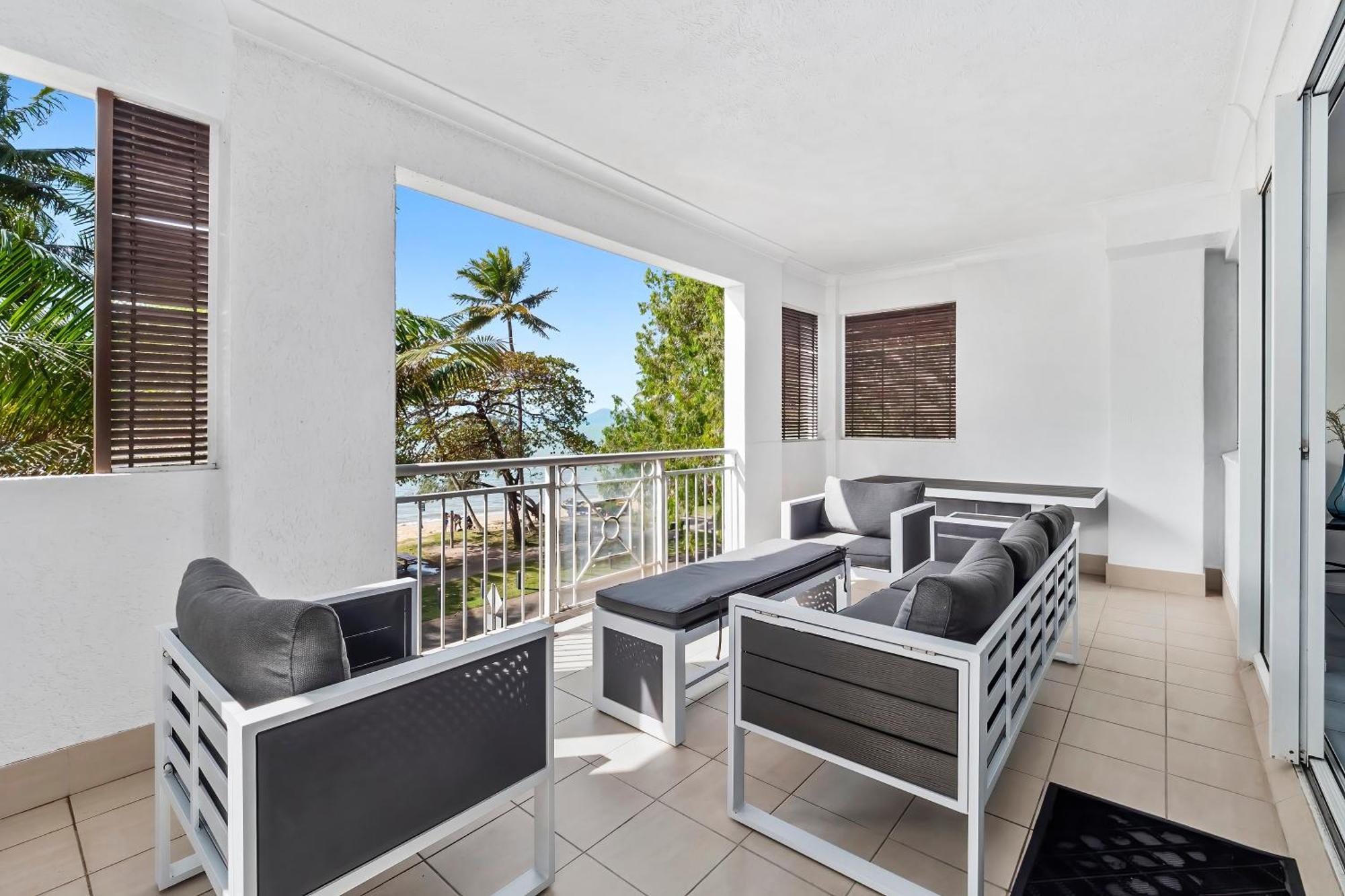 Alassio Beachfront Apartments 팜코브 객실 사진