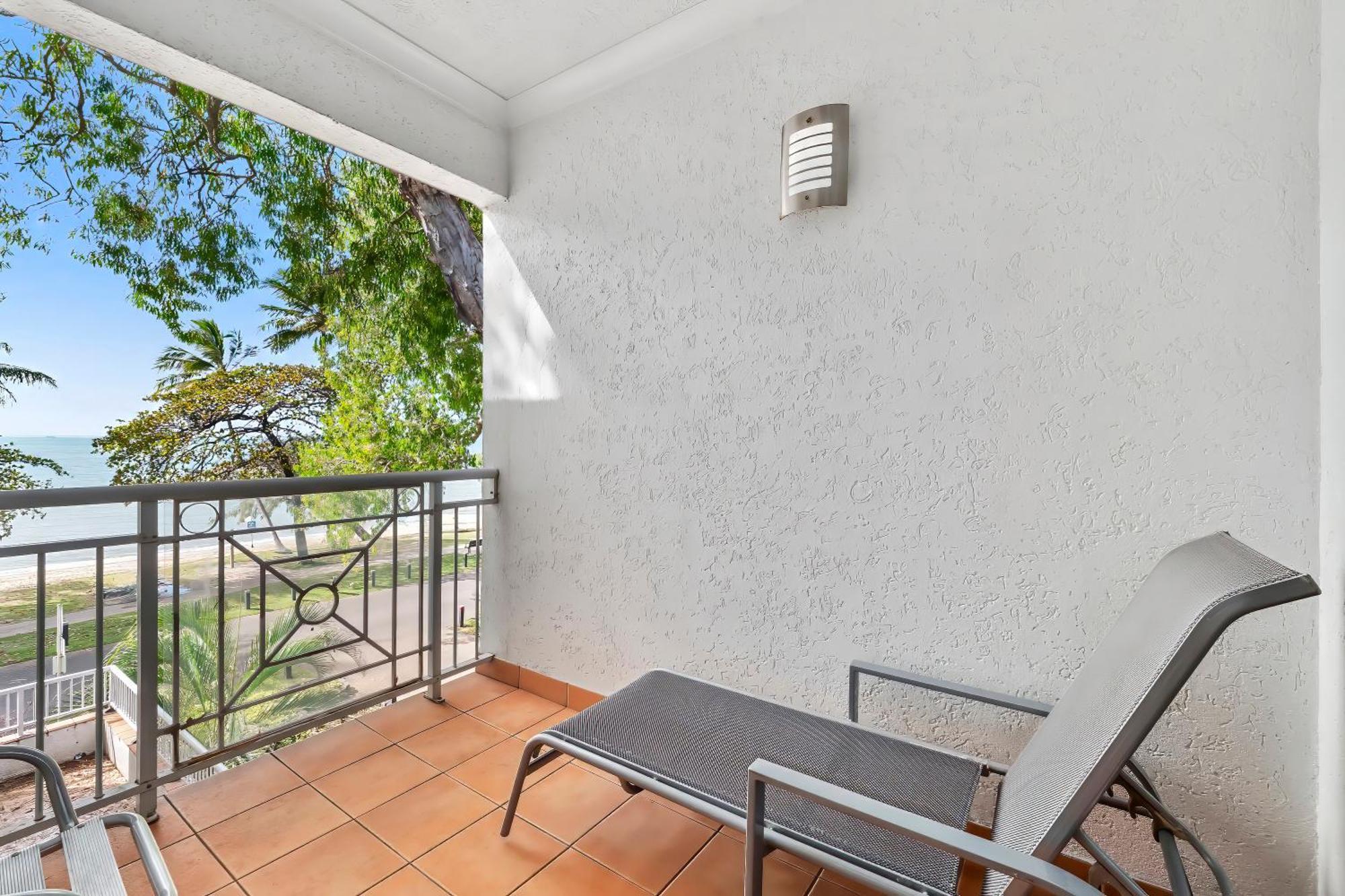 Alassio Beachfront Apartments 팜코브 객실 사진